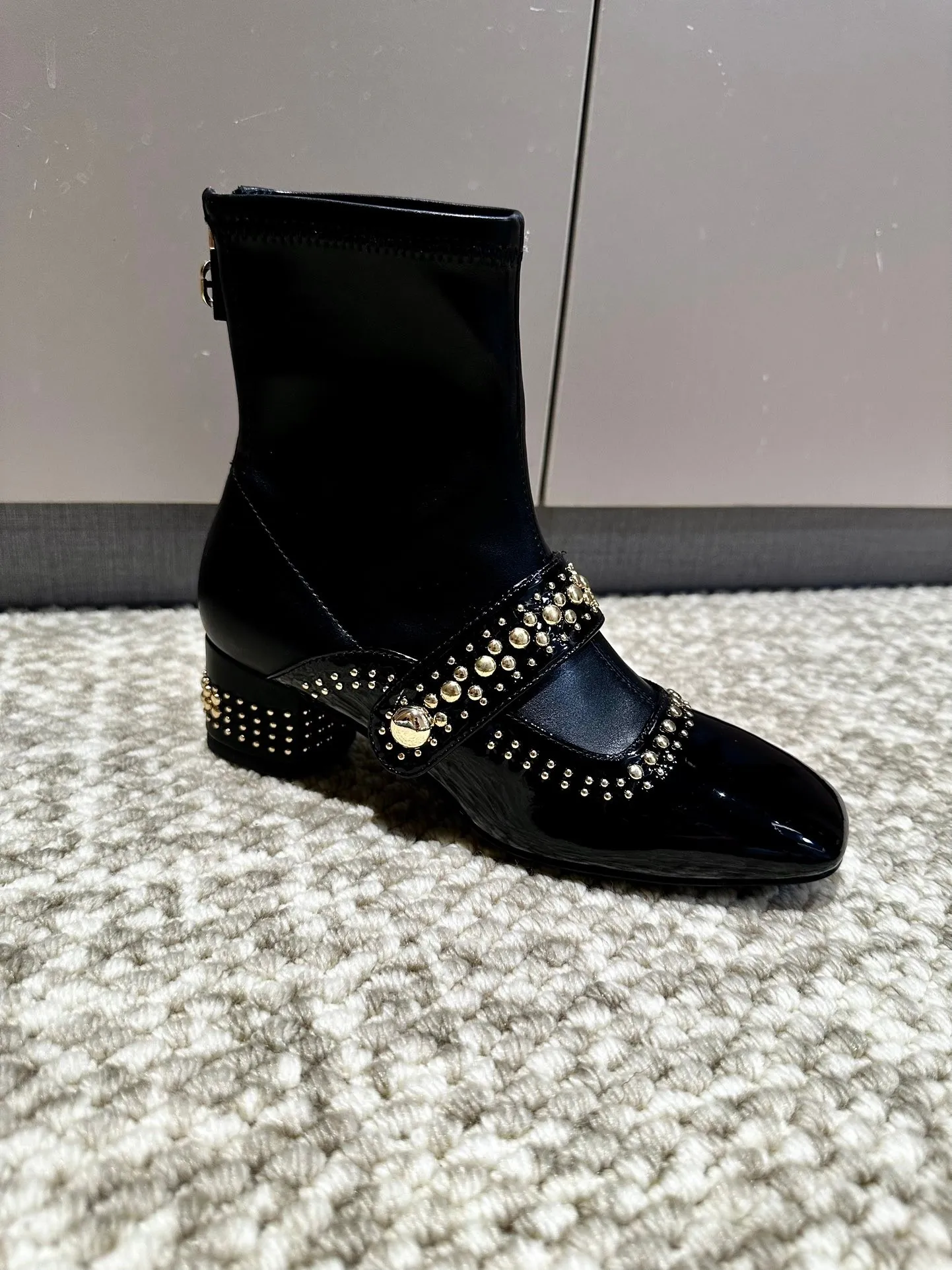 👟👟Ex-factory price 560👟👟 Women's genuine leather outsole, Dior 2024 series new product, this C'est Dior stretch boots show a striking and fashionable style. Carefully crafted, the rivet decoration on the upper shows style and the details add a touch of elegance. The lightweight two-tone Dior sole offers exceptional comfort and sporty appeal. Can add a stylish touch to any casual look. 35-40